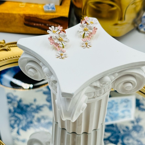 🆕 LES NEREIDES 🧿 NIB Verbena Flower and Round Stone Dangling Earrings - Picture 3 of 16